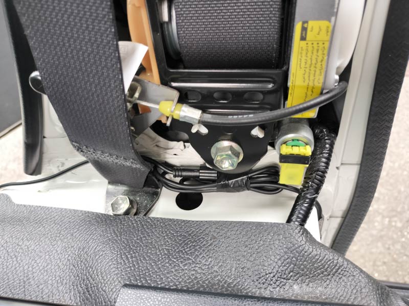 中継コードと電源コードの接続部（コネクター）はシートベルトの下