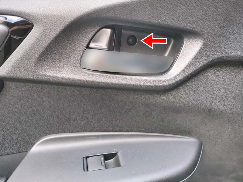 インナーハンドル部の取付ネジを外す