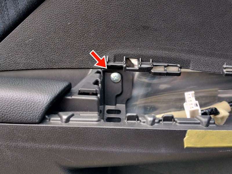 パワーウィンドースイッチを外したところにあるネジを外す