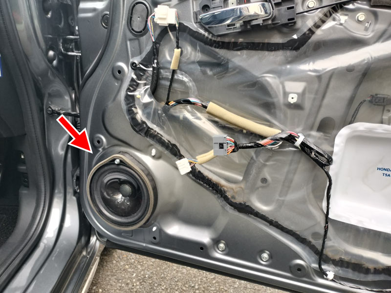 純正スピーカーを外す