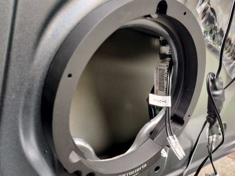 ウーファーの余った配線とコネクターをガラスに当たらないように固定する