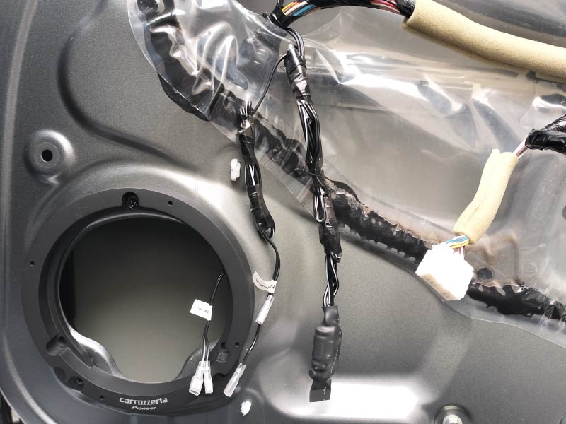 付属のスピーカー配線をまとめる