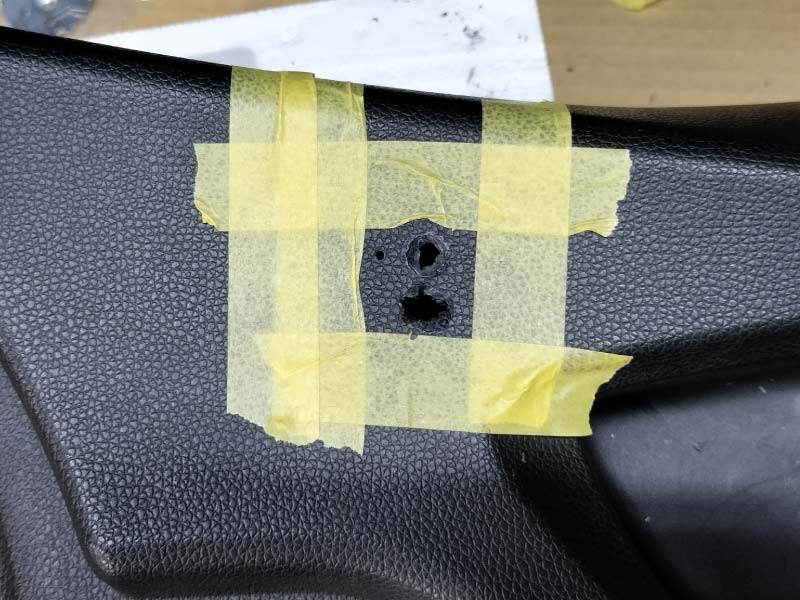 型紙でマーキングした箇所に穴を開ける