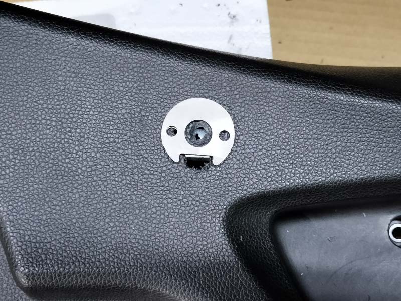 トィーターの取付け金具を取り付ける