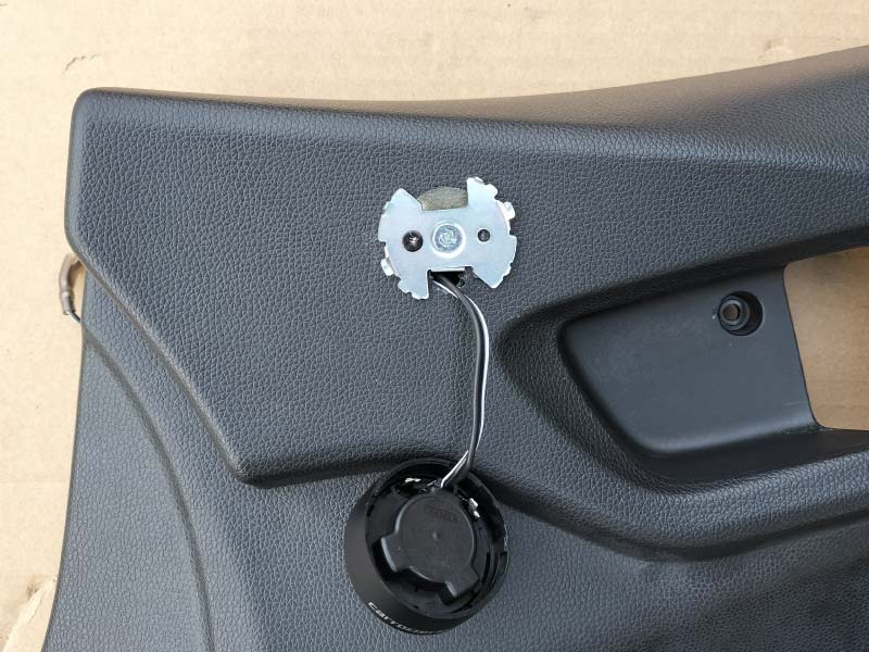 トィーターの線も穴から裏に通していく