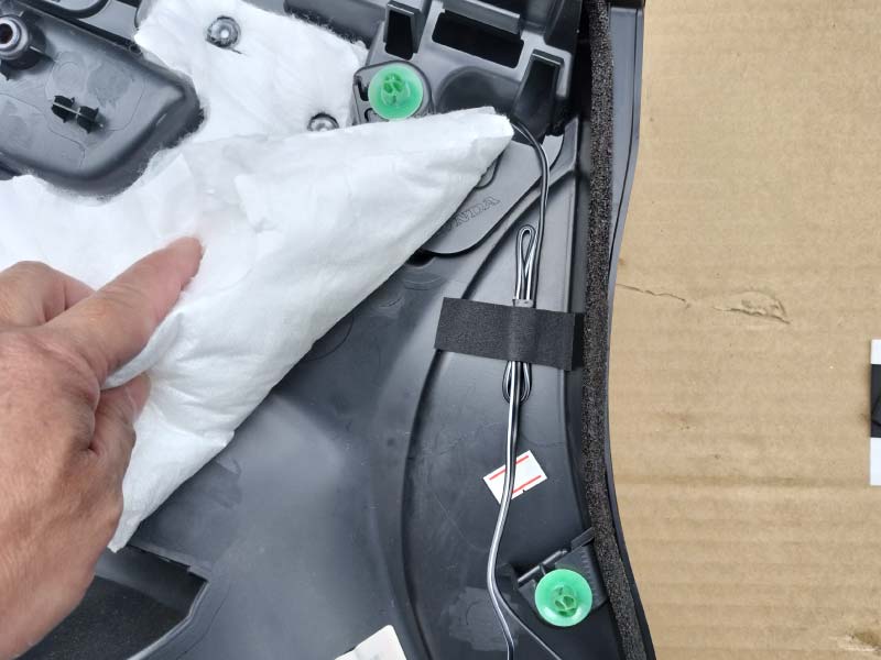 内張りの裏のトィーターの配線はまとめておく