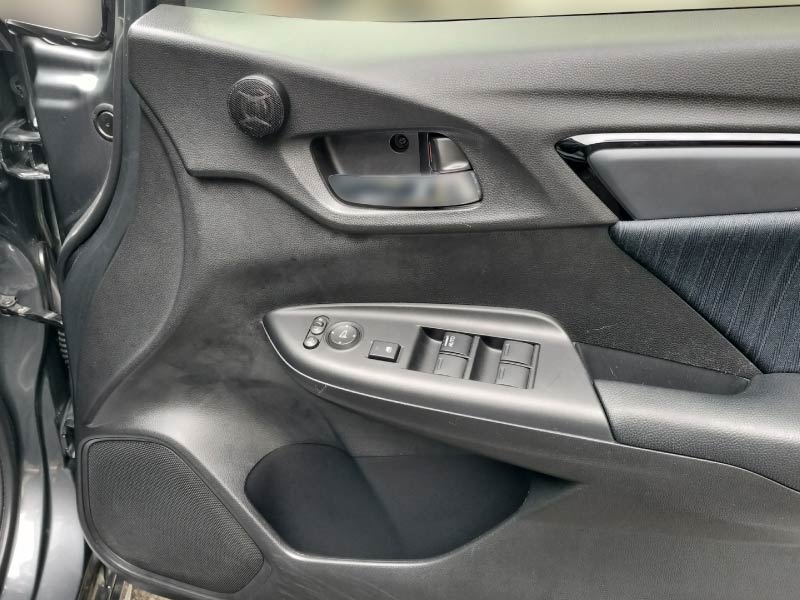 トィーターをドアの内張りに取付け